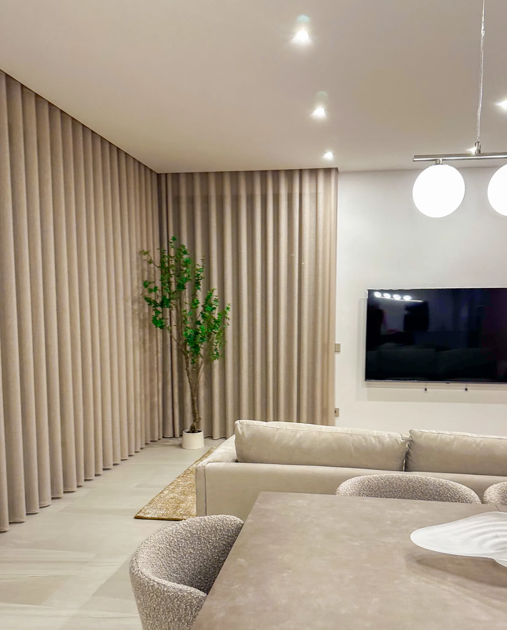 Cortinas a medida en onda perfecta sobre un ventanal continuo de salón y comedor