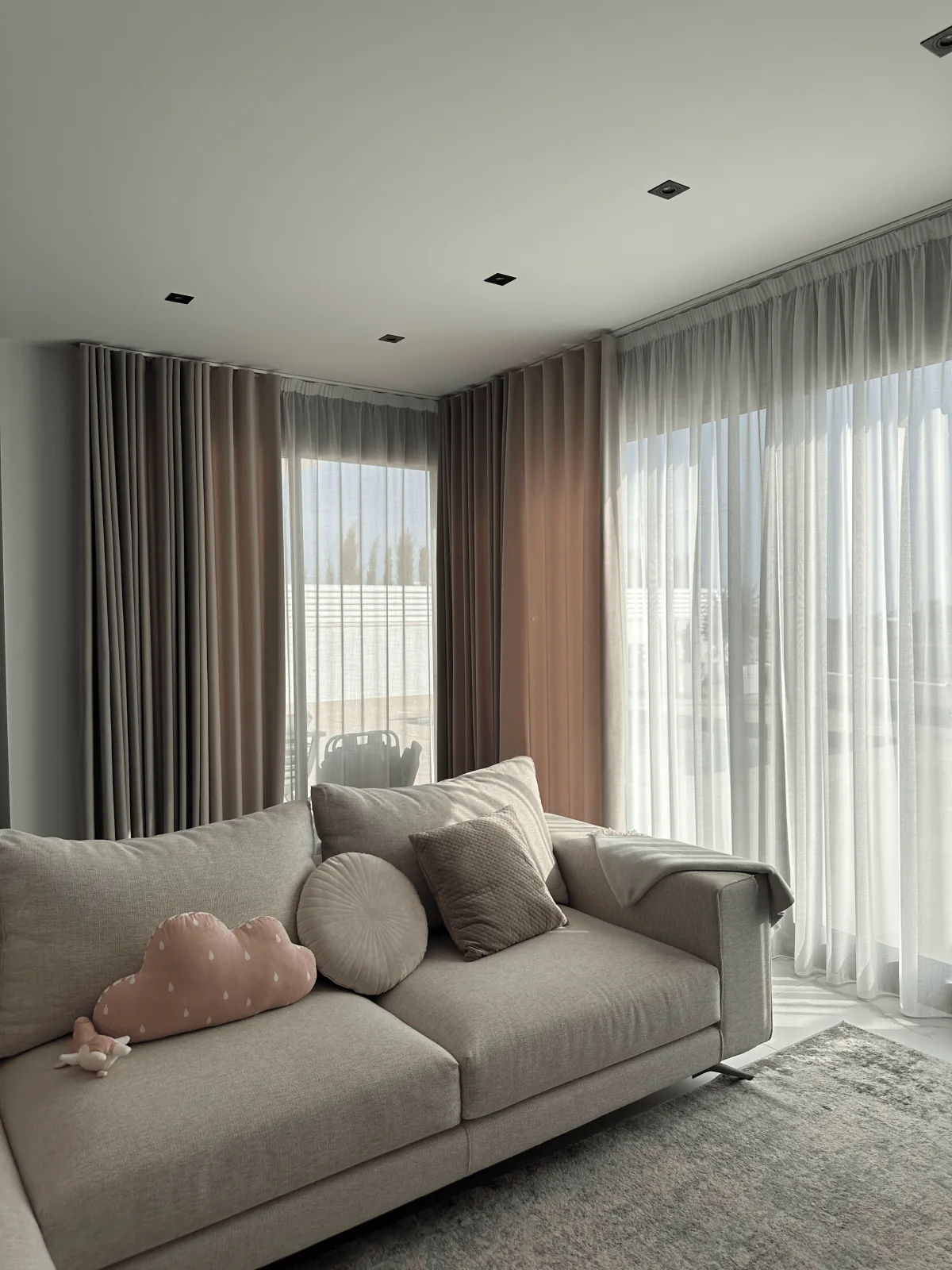 Salón con cortinas motorizadas de gran altura