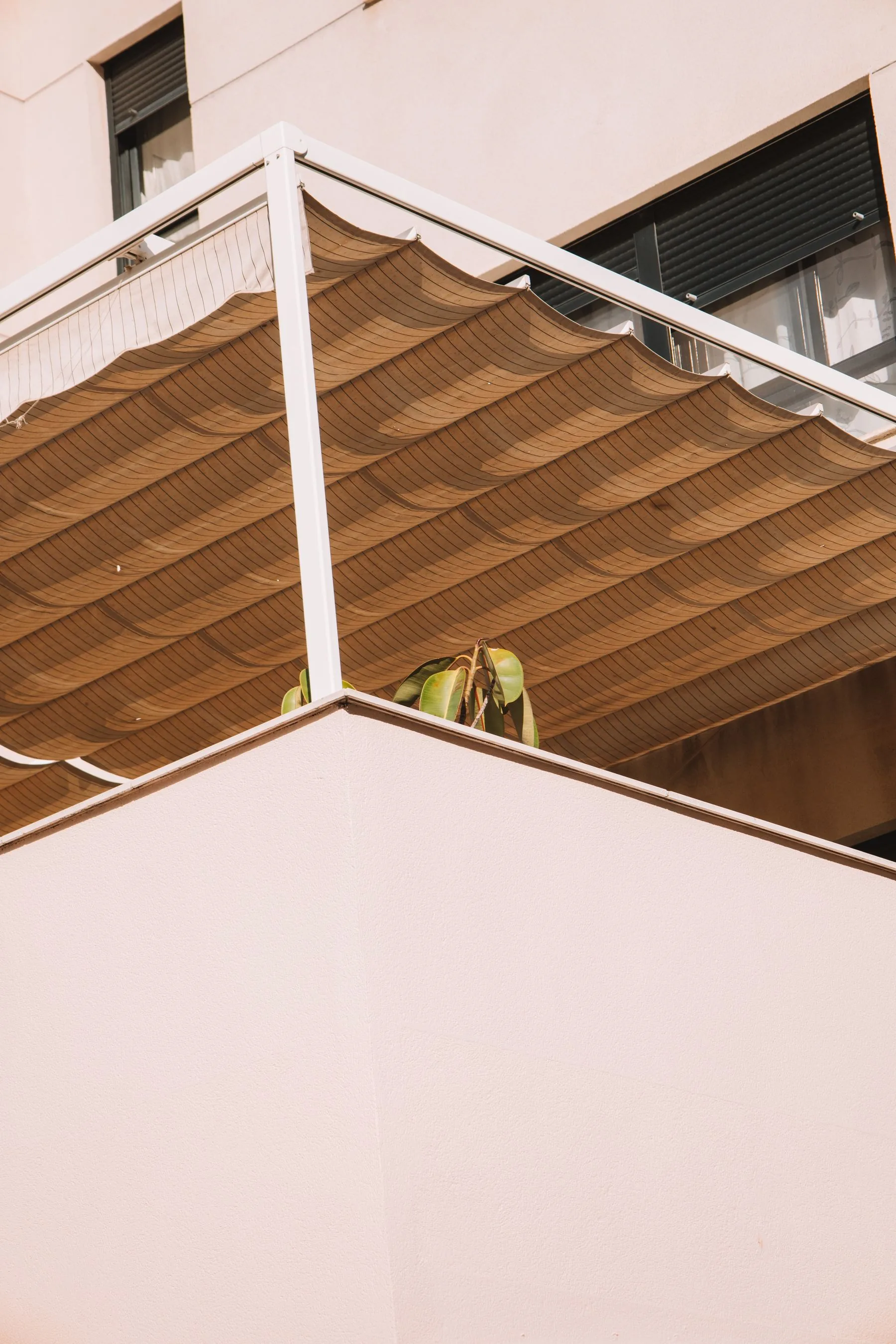 Toldo instalado en el balcón de un edificio residencial