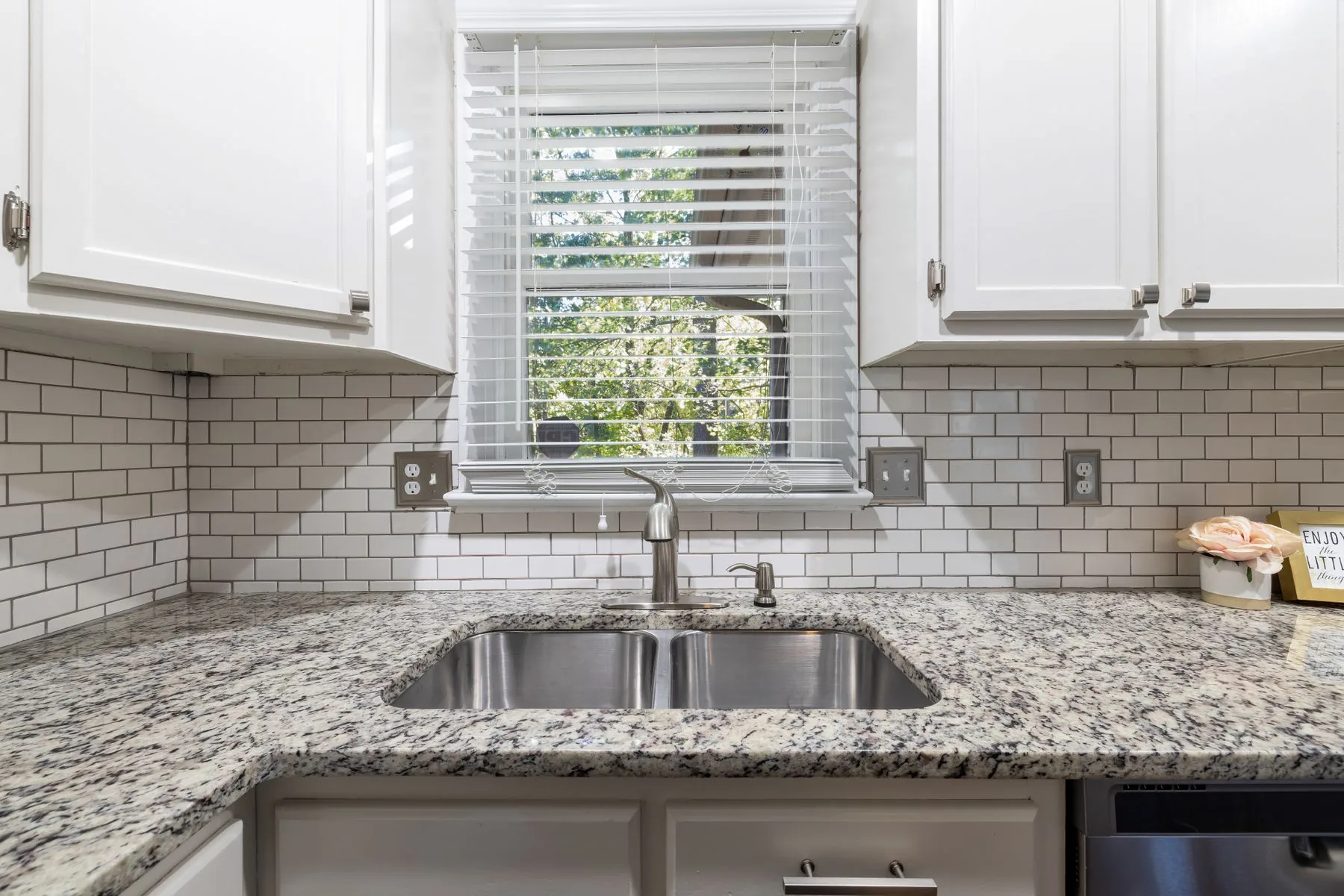Cocina luminosa con estor blanco junto a la encimera
