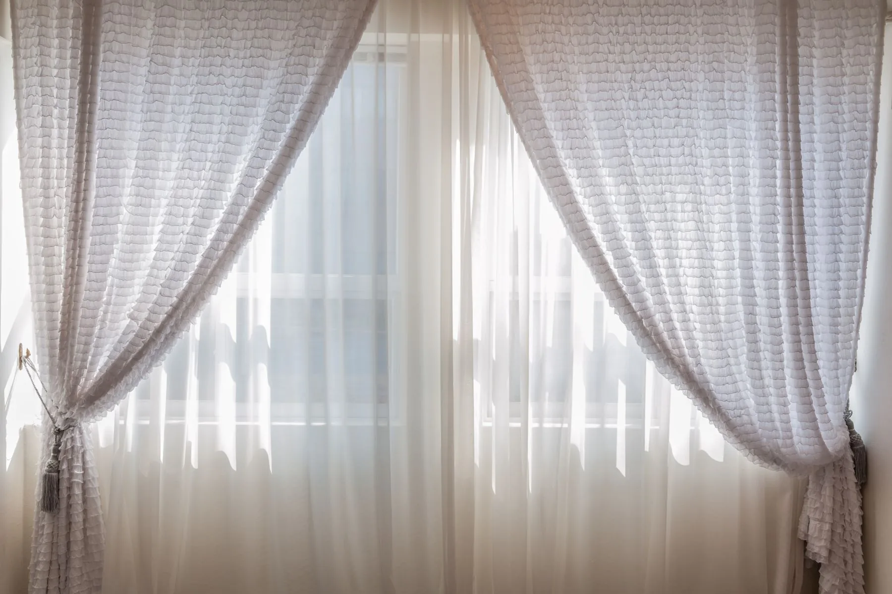 Cortinas dejando pasar la luz solar filtrada