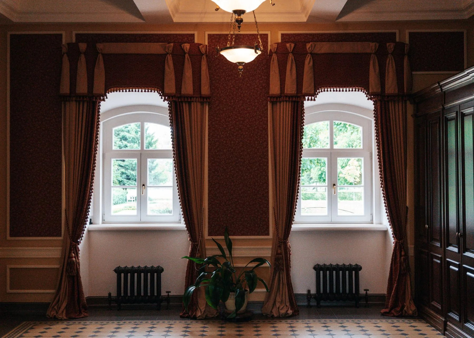 Interior elegante con cortinas recogidas junto al ventanal