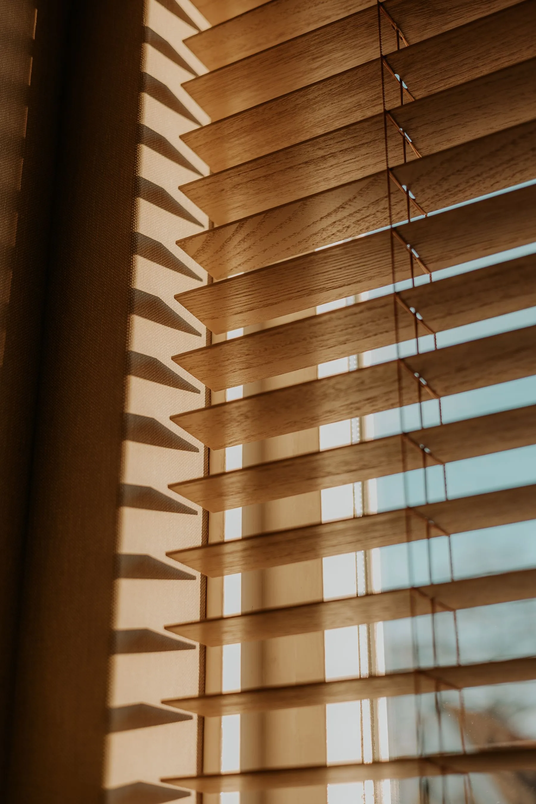 Luz filtrada a través de una persiana de madera