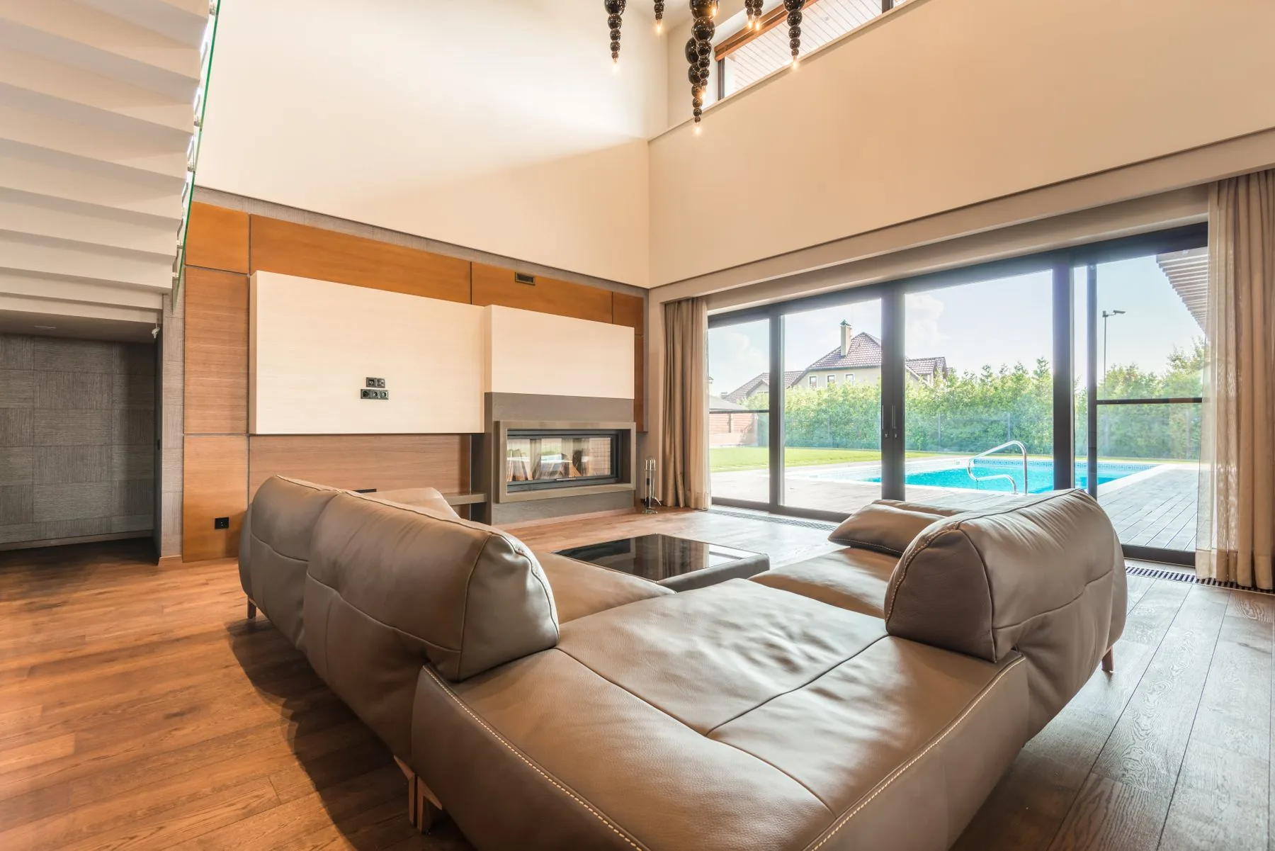 Salón con vistas panorámicas junto a la piscina