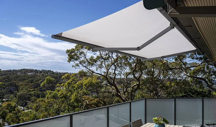 Toldo de brazo extensible instalado en una terraza con vistas al Mediterráneo