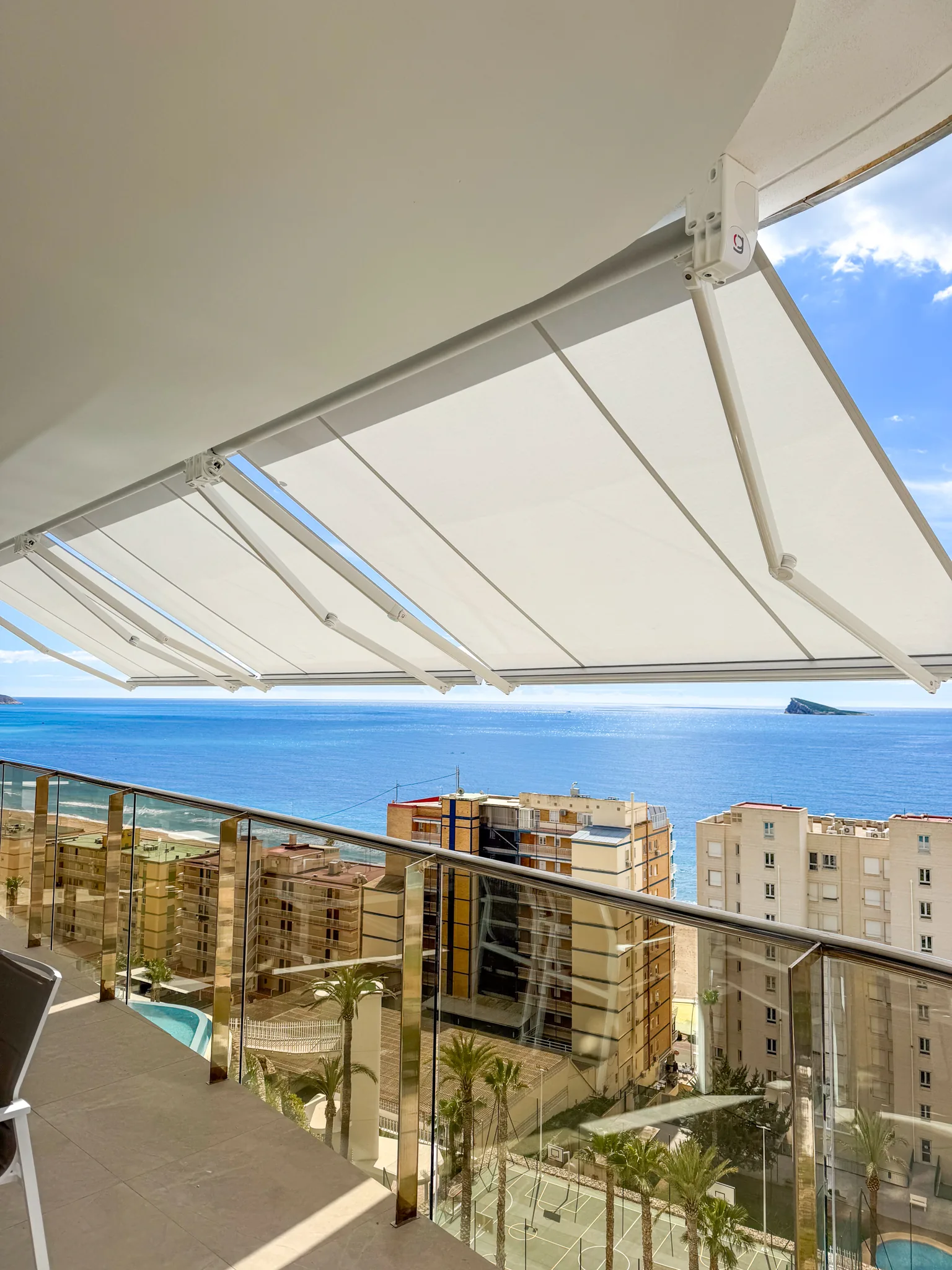 Toldo de terraza con vistas a la bahía de Benidorm