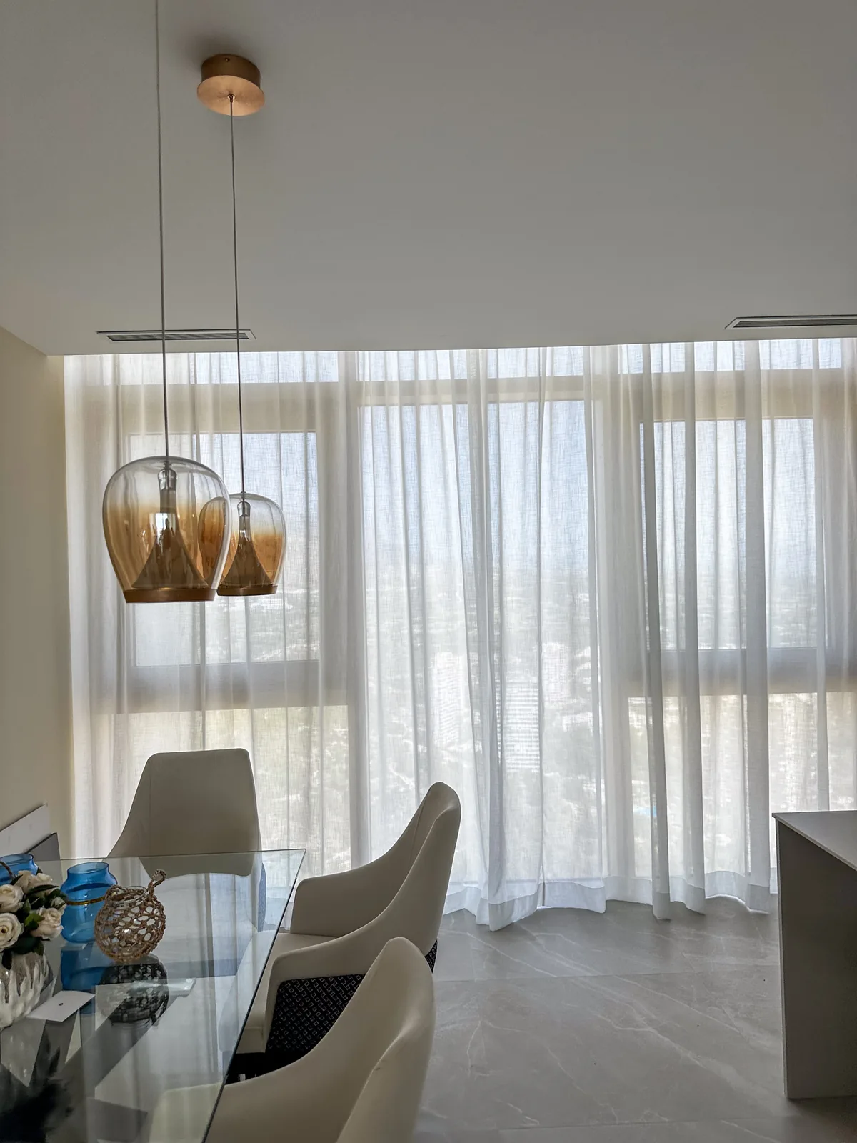 Comedor con visillo a medida y mucha luz natural