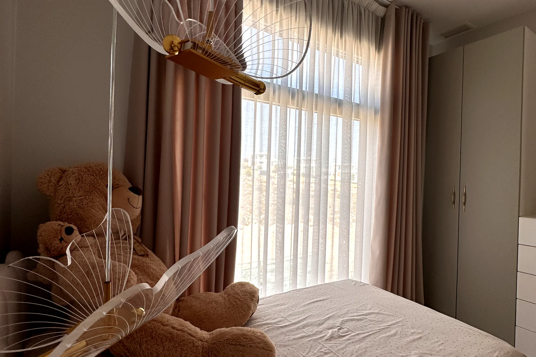 Dormitorio infantil con visillo y cortina en rosa empolvado