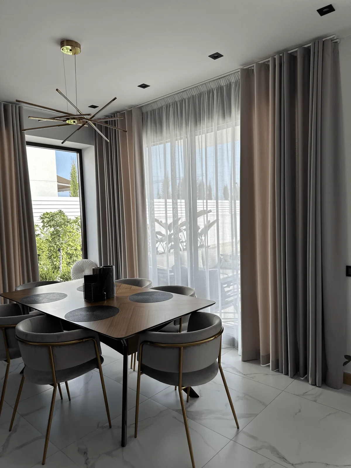 Comedor con cortinas motorizadas junto al ventanal