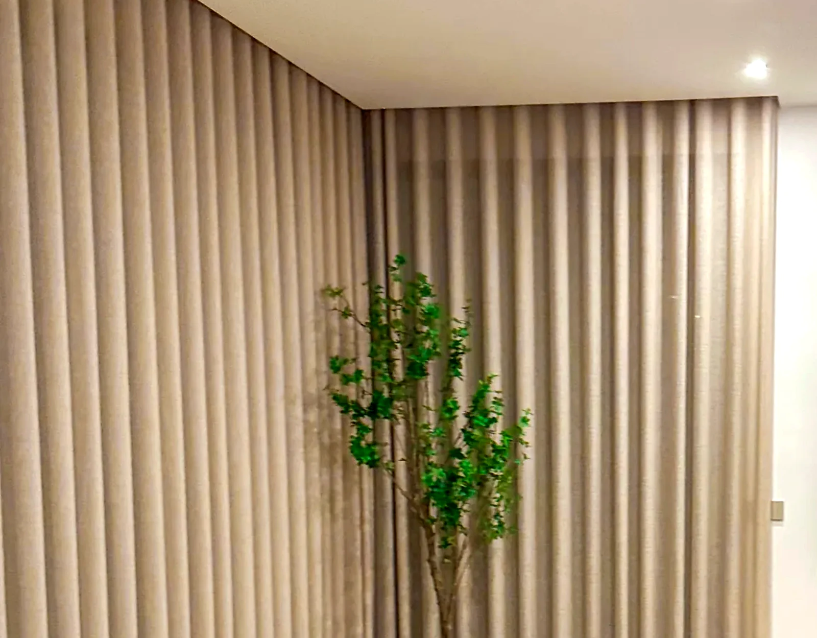 Pared de cortinas de onda perfecta a medida en el salón de una vivienda de la Costa Blanca