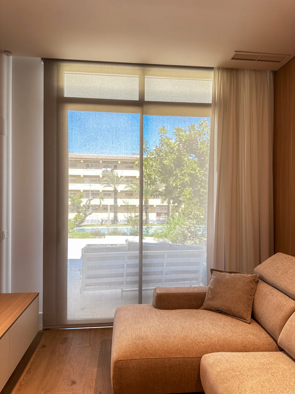 Living room with a made-to-measure blind and curtain by the terrace doors