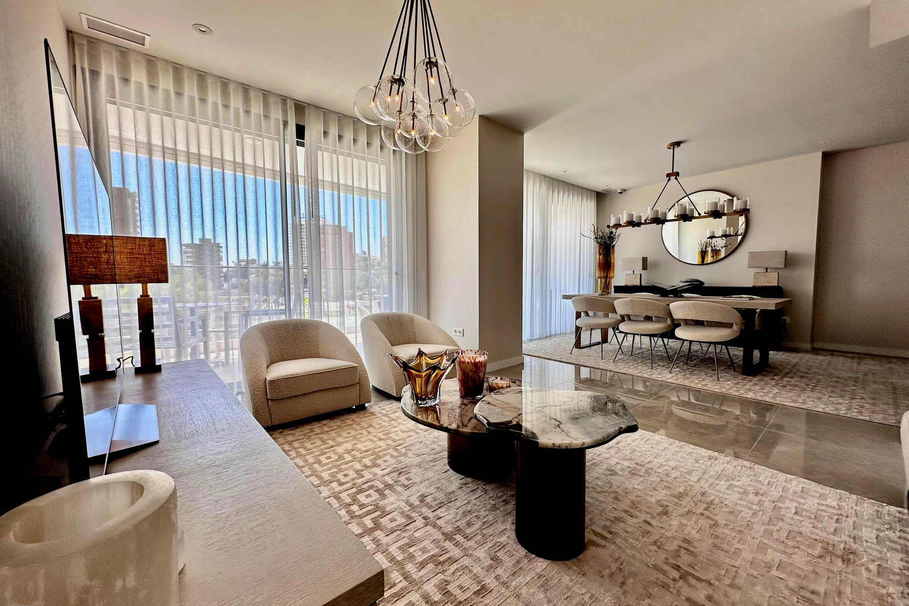 Salón con visillo a medida y vistas a la bahía de Benidorm